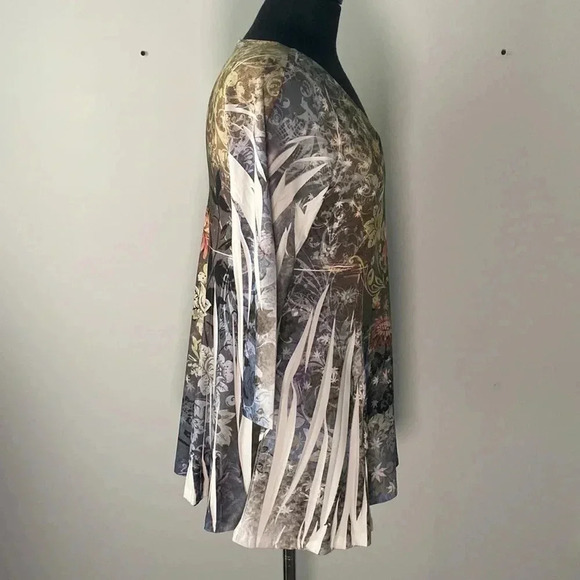 Pretty Woman | V-Neck Shirt - Picture 3 of 7